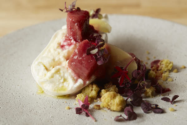 チーズケーキ？それとも、ブッラータ？　プロの技でチーズが変身。