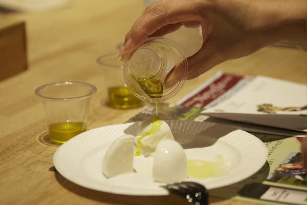 “トマトの香りがする”シチリアのオリーブオイルを知っていますか？