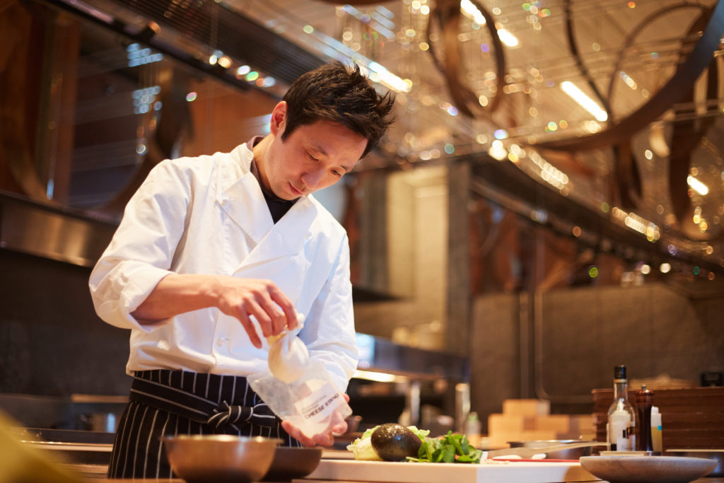 食材の魅力を最大限に生かす見た目にも楽しい料理。古屋豊樹さん|ザ タヴァン グリル&ラウンジ 食材の魅力を最大限に生かす見た目にも楽しい料理。古屋豊樹さん|ザ タヴァン グリル&ラウンジ