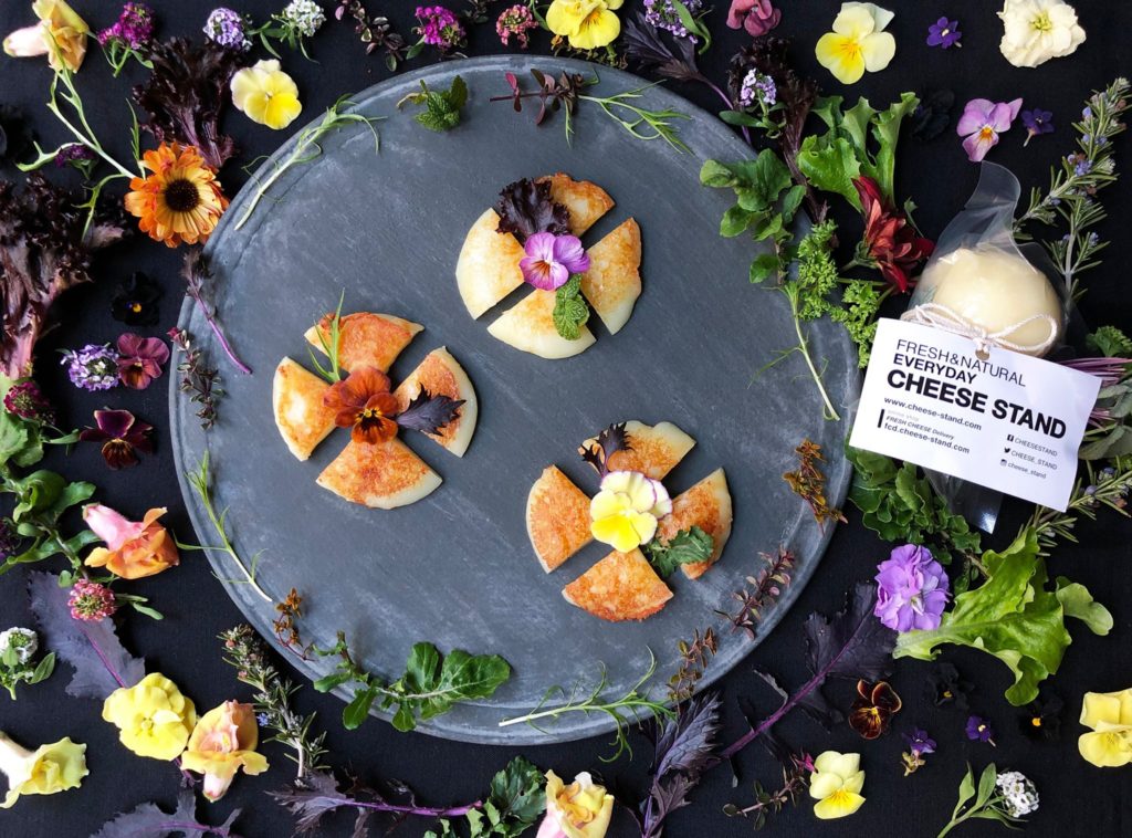 エディブルフラワーと楽しむ焼きカチョカヴァッロ|フードスタイリング エディブルフラワーと楽しむ焼きカチョカヴァッロ|フードスタイリング