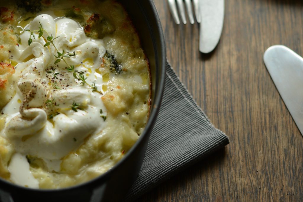 カリフラワーとブロッコリーのグラタン ブッラータのせ | こだわりレシピ カリフラワーとブロッコリーのグラタン ブッラータのせ | こだわりレシピ