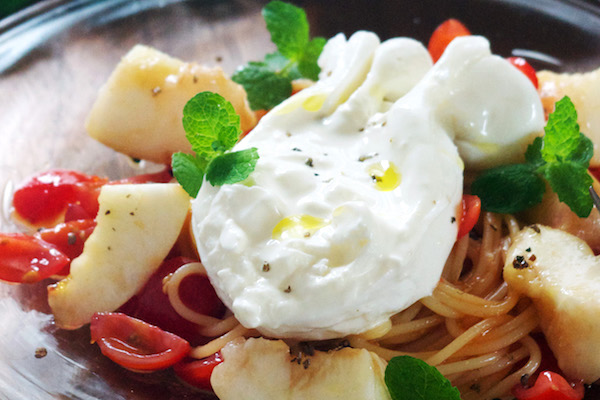 ブッラータに桃＆トマト！夏の食材で美味しい冷製パスタ｜簡単レシピ