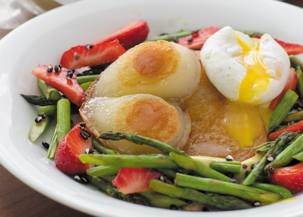 イチゴとアスパラに、チーズ＆たまご。春の温野菜サラダ｜こだわりレシピ