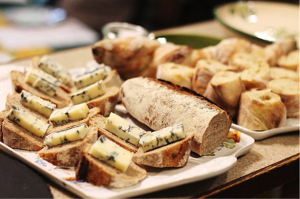 チーズを美味しく食べるためのパン選び。5つのポイントとは？