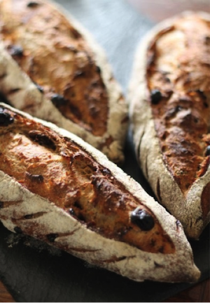 ドライチェリーとクルミの入ったライ麦パン