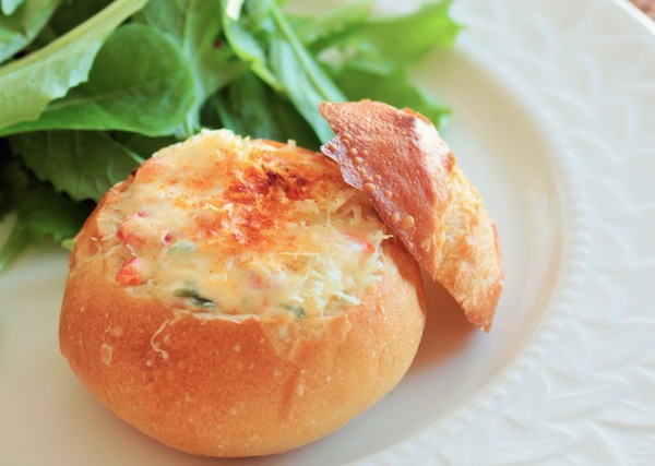 3種のチーズがたっぷり。“ボート仕立て” の熱々パングラタン| 簡単レシピ