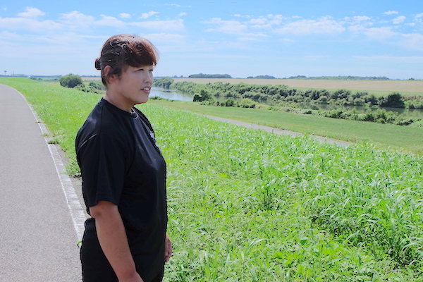 江戸川河川敷、たなびく牧草と母さん酪農家の明るい明日《知久牧場 前編》