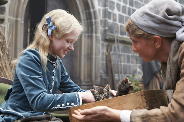 In den Straflen von Frankfurt freut sich Klara (Isabelle Ottmann) ¸ber kleine K‰tzchen