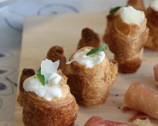 ペコリーノチーズに生クリーム。甘じょっぱい新感覚クロワッサン｜簡単レシピ
