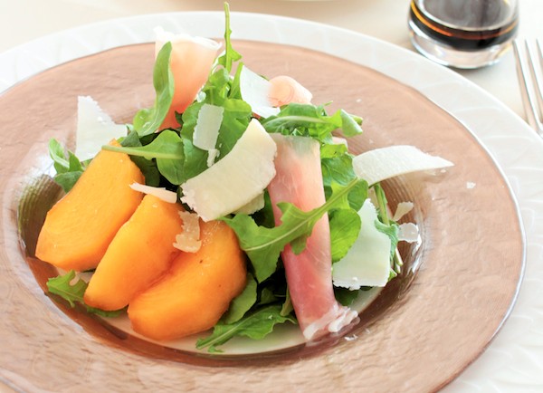 うま味たっぷりのチーズで仕上げる。柿と生ハムのサラダ | 簡単レシピ