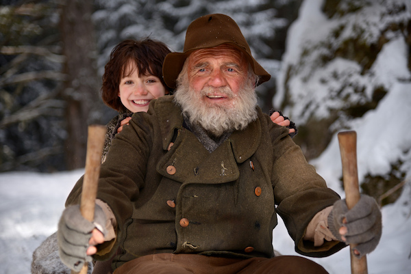 Almˆhi (Bruno Ganz) und Heidi (Anuk Steffens) auf dem Weg ins verschneite Dˆrfli