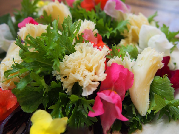 チーズのカーネーションでサラダを｜母の日に作りたい！タイプ別3つのレシピ Vol.1