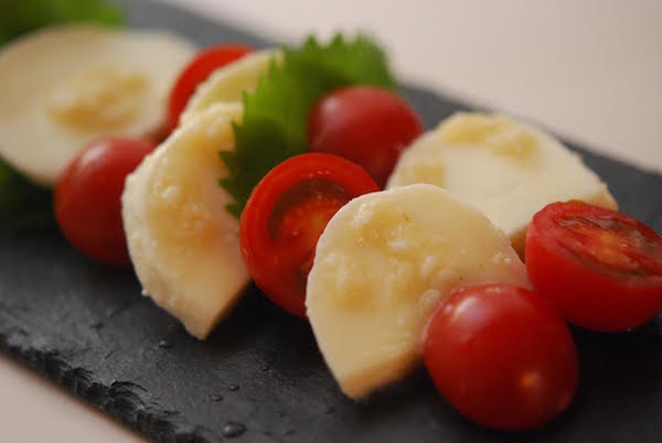 モッツァレラに塩麹。発酵のうま味でお酒も進む一品に | 簡単レシピ