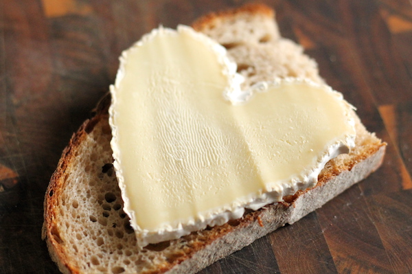 ハートの白かびチーズ「ヌーシャテル」。その誕生秘話、せつないラブストーリーとは？