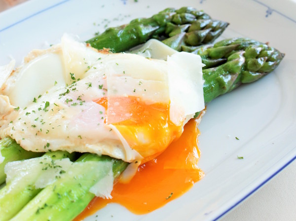 とろ〜り卵＆パルミジャーノ・レッジャーノたっぷりの温製サラダ| 簡単レシピ