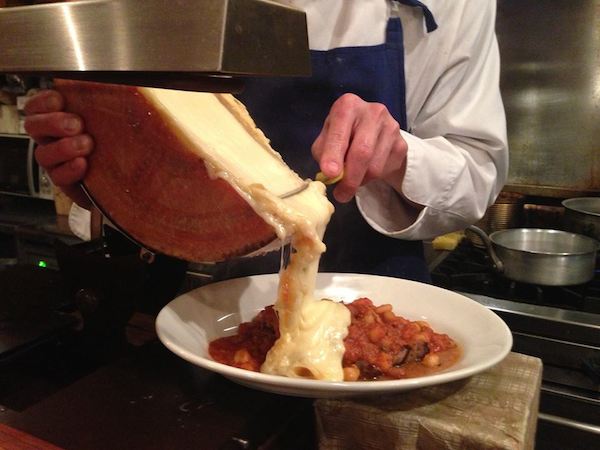 《ハイジの国のチーズたち》とろけたチーズをざーっと！「ラクレット」