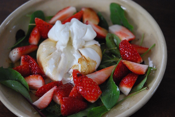 うま味たっぷりの醤油とバルサミコで食べる！ブッラータ＆いちごのサラダ｜ 簡単レシピ