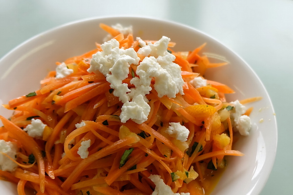 リコッタをプラス！オレンジ色のビタミンたっぷりサラダ｜牧場カフェのチーズレシピ