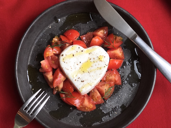 作ってみました！ハートのモッツァレラと、バレンタインのカプレーゼ。